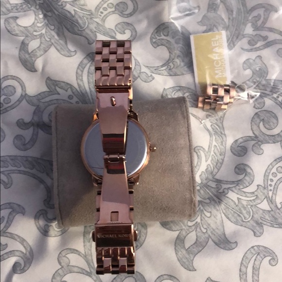Michael Kors Rose Gold watch - Picture 4 of 4